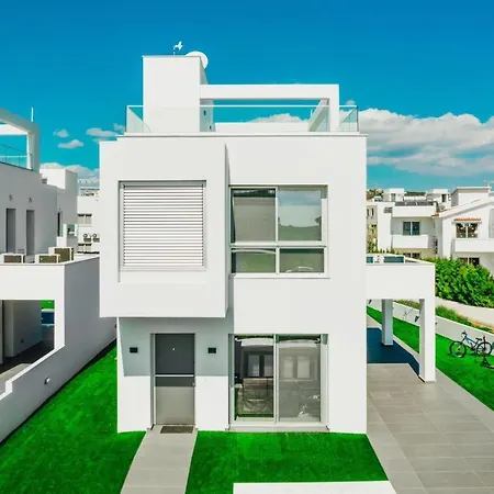 In Style In Modern 3 Bedroom Near Nissi & Square Вилла