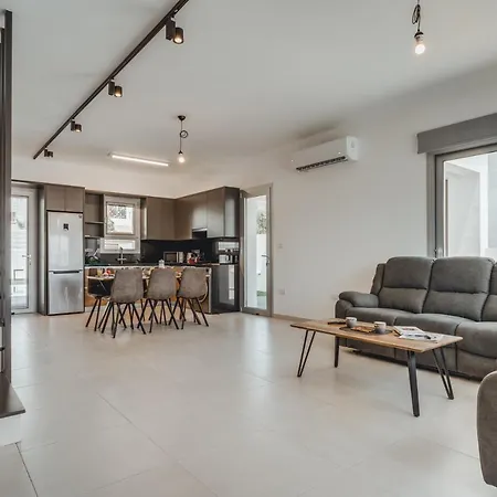 Вилла In Style In Modern 3 Bedroom Near Nissi & Square *