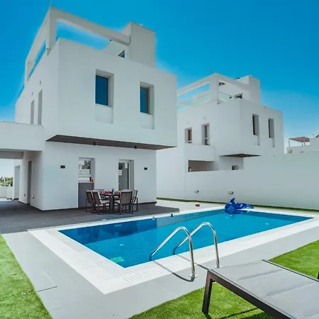 In Style In Modern 3 Bedroom Near Nissi & Square Вилла *