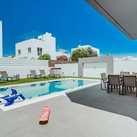 In Style In Modern 3 Bedroom Near Nissi & Square Вилла