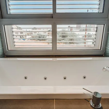 Вилла In Style In Modern 3 Bedroom Near Nissi & Square *